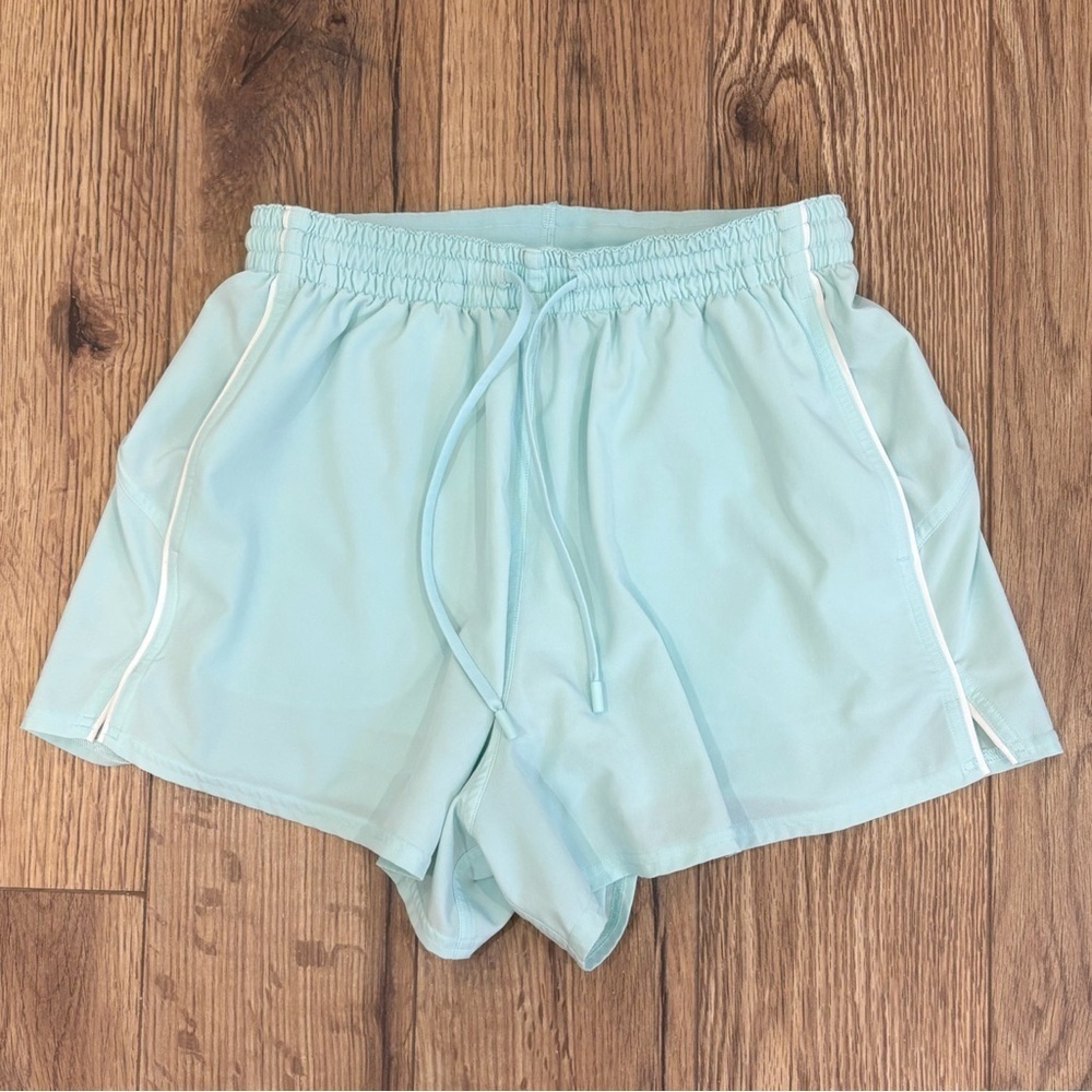 Lululemon Lightweight High Rise Relaxed Shorts 3" Size 4 In Ideal Mint/White